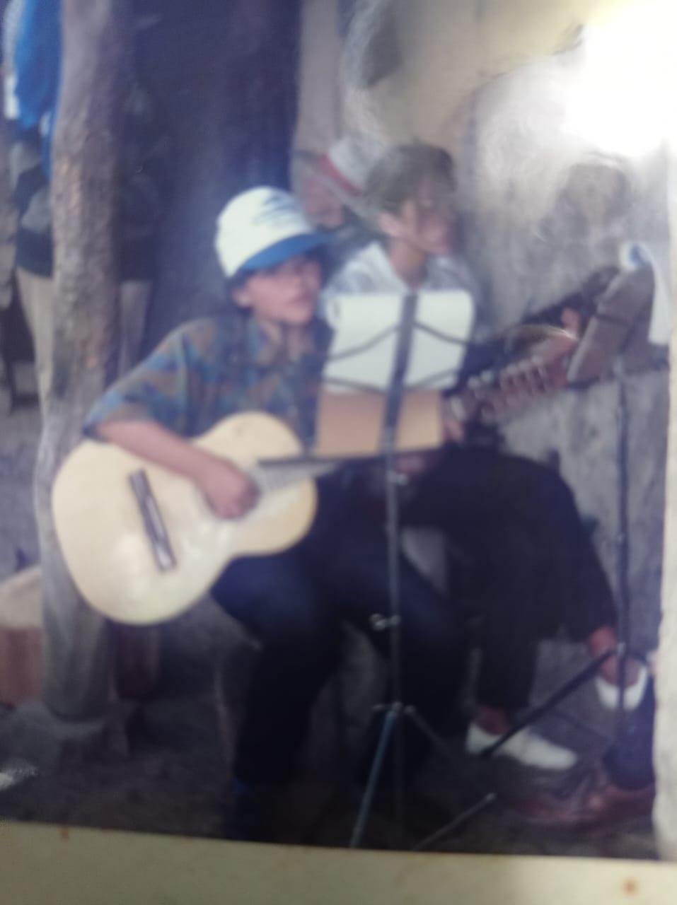 Aunque en nuestra infancia, no tuvimos muchas presentaciones para el público, nuestros padres nos  forjaron consciente o inconscientemente un gran arma para la vida: la música.